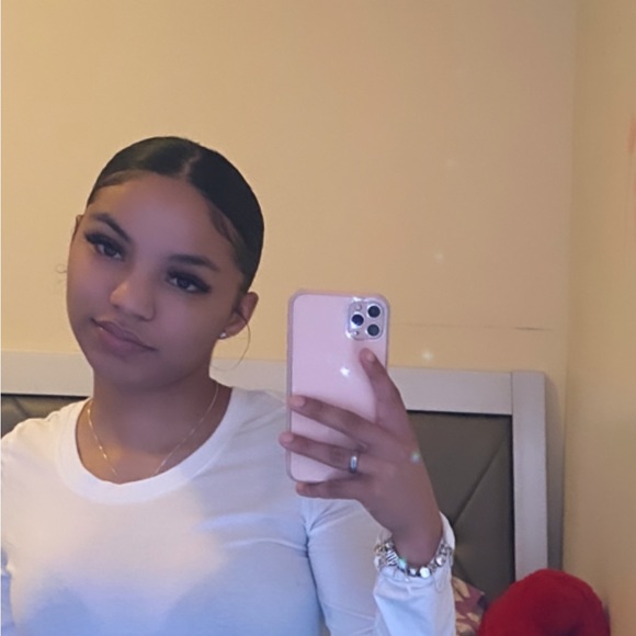 Poshmark profile picture for @yina00